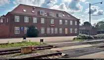 Blick auf ein Geb�ude der Post Danmark A/S, ein d�nisches Postunternehmen, am Bahnhof Padborg st (DK).
Aufgenommen im Gegenlicht.
(Smartphone-Aufnahme)
[3.8.2019 | 11:26 Uhr]