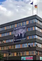  Klimanotstand  war eines der am h�ufigsten verwendeten und diskutierten W�rter im Jahr 2019.
Anl�sslich des Tags der offenen T�r der Bundesregierung 2019 demonstrierten Aktivisten von Greenpeace gegen die vorgeworfene Unt�tigkeit der CDU/CSU beim Klimaschutz und brachten daf�r ein gro�es Banner an der Fassade des Bundesministeriums f�r Ern�hrung und Landwirtschaft (BMEL) an.
(Smartphone-Aufnahme)
[17.8.2019]

� Theodor Wolf
Der Fotograf ist mit der Ver�ffentlichung auf meinem Account ausdr�cklich einverstanden und beh�lt alle Rechte am Bild.