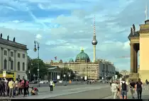 Blick vom Bebelplatz auf das in einem Bauger�st eingeh�llte Deutsche Historische Museum mit dem Berliner Dom und Fernsehturm im Hintergrund.
(Smartphone-Aufnahme)
[17.8.2019]

� Theodor Wolf
Der Fotograf ist mit der Ver�ffentlichung auf meinem Account ausdr�cklich einverstanden und beh�lt alle Rechte am Bild.
