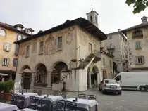 Orta San Giulio, Palazzo della Comunit� an der Piazza Motta, erbaut 1582 (06.10.2019)
