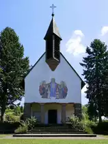 Kippenheim, die Kapelle  Maria Frieden  auf dem Hohb�hl, 1947 eingeweiht, der Westgiebel mit dem Haupteingang, Juli 2019
