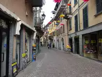 Arona, H�user und Gesch�fte in der Via Camillo Cavour (06.10.2019)