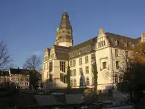 Blick vom Parkplatz �ber die Baustelle zum Alten Rathaus von Gladbeck im Abendlicht; gut zu erkennen ist die �ffnung f�r die alte Verbindungsbr�cke zu dem abgerissenen B�roturm I (Kreis Recklinghausen, NRW, Oktober 2005)