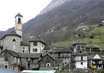 Lavertezzo im Verzascatal - Pfarrkirche Madonna degli Angeli am 09.04.2008. Lavertezzo ist eine politische Gemeinde im Valle Verzasca (Verzascatal) im Kreis Verzasca im Bezirk Locarno im Kanton Tessin in der Schweiz. Die Gemeinde Lavertezzo (1194EW 2006) besitzt eine Exklave in der Magadinoebene mit dem Namen Riazzino Piano. Fr�her lebten die Menschen im Sommer in Lavertezzo und im Winter mit dem Vieh in der Magadinoebene. 