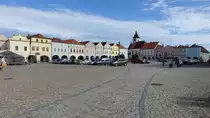 Nove Mesto nad Metuji / Neustadt an der Mettau, H�user und Kirche der Hl. Dreifaltigkeit am Husova Namesti (29.09.2019)