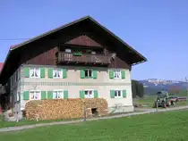 Alter Bauernhof (inzwischen l�ngst abgerissen) in Ofterschwang-Schweineberg (Landkreis Oberallg�u - April 2006)