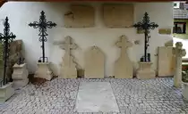 Ebringen im Markgr�flerland, historische Grabplatten und -kreuze an der St.Gallus-Kirche, Jan.2020