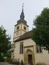 Gn�tzheim, Ev. Pfarrkirche St. Johannes, Saalbau mit eingezogenem Rechteckchor und Westturm, erbaut im 12. Jahrhundert (27.08.2017)