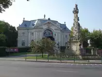 Kecskemet, Dreifaltigkeitss�ule von Leopold Anton Conti und Jozsef Katona Theater (25.08.2019)