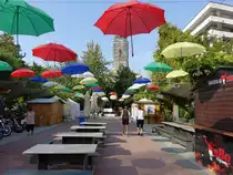 Kecskemet, bunte Regenschirme und Verkaufsst�nde am Szabadsag Ter (25.08.2019)