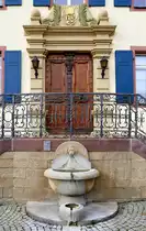 Ebringen im Markgr�flerland, das Eingangsportal zum Schlo�, davor der Schlo�brunnen, Jan.2020