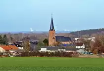 Euskirchen-Obergartzem mit Pfarrkirche St. Hubertus. Im Hintergrund  qualmende  RWE-Kraftwerke westlich von K�ln - 10.12.2019