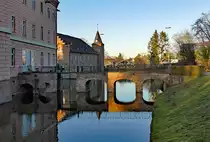 Alte Steinbogenbr�cke �ber den Wassergraben vom Schlo� Gracht in Erftstadt-Liblar- 19.12.2019