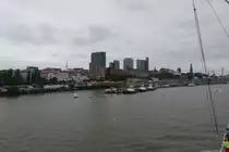 an der Elbe am 14.7.2019: Hamburg, Blick auf St. Pauli, von links St. Pauli Hafenstr., Schlepperponton St. Pauli und die Landungsbr�cken, Foto von Bord der CAP SAN DIEGO /  