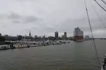 an der Elbe am 14.7.2019: Hamburg, Blick auf die �berseebr�cke (ohne CAP SAN DIEGO, denn auf der sind wir), dem dahinterliegenden Sportboothafen(Niederhafen) und dem Eingang in die Hafencity mit der Einfahrt in den Sandtorhafen zum Traditionsschiffhafen,  Foto von Bord der CAP SAN DIEGO /  