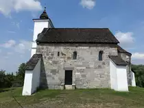 Kalinciakovo, romanische Kirche, erbaut im 12. Jahrhundert, im 19. Jahrhundert restauriert und mit St�tzpfeilern ausgestattet (27.08.2019)