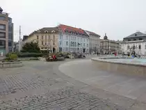 Bratislava, Geb�ude und Brunnen am Hodzovo Namesti (28.08.2019)