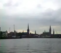 der 7T�rmeblick auf L�beck bei einer Bootsfahrt auf der Trave