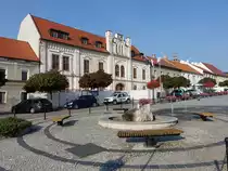 Svaty Jur / Sankt Georgen, Rathaus und Brunnen in der Prostredna Stra�e (29.08.2019)