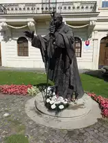 Trnava / Tyrnau, Denkmal f�r Pabst Johannes Paul II. am Univerzitne Namesti (29.08.2019)