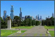 Blick vom Shrine of Remembrance auf die Downtown von Melbourne. Links im Bau der nach Fertigstellung 317 m hohe  Australia 108  und rechts daneben der 297 m hohe Eureka Tower, derzeit h�chstes Geb�ude der Stadt. (29.12.2019)
