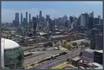 Das Stadtzentrum von Melbourne wird von zahlreichen Hochh�usern gepr�gt. Hier ist der Blick vom Riesenrad Melbourne Star �ber den Bahnhof Southern Cross zur Downtown zu sehen. (30.12.2019)