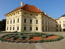Slavkov u Brna, Schloss Austerlitz, von 1696 wurde es unter Dominik Andreas von Kaunitz nach Pl�nen des italienischen Architekten Domenico Martinelli im Stil des Barock umgebaut und 50 Jahre sp�ter unter Wenzel Anton Kaunitz durch Ignacio Valmaggini und Wenzel Petruzzi vollendet (01.09.2019)
