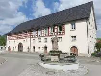 Ried�schingen, Brunnen und Fachwerkhaus in der Otto Efferenn Stra�e (25.05.2017)