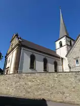 Brebersdorf, Pfarrkirche St. Peter, Saalbau mit eingezogenem Polygonalchor, erbaut von 1807 bis 1808 von Anton W�st (27.05.2017)