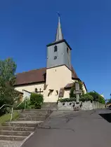 Br�ck, katholische Filialkirche St. Markus und Jakobus, Saalkirche mit Flachdecke und Polygonchor, erbaut im 17. Jahrhundert (27.05.2017)