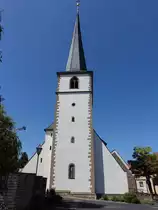 Dipbach, Pfarrkirche St. �gidius, Chorturmkirche mit Spitzhelm, erbaut von 1609 bis 1612 (27.05.2017)