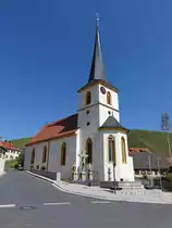 Escherndorf, katholische Pfarrkirche St. Johannes Baptist, nachgotische Chorturmkirche, erbaut von 1600 bis 1616 (27.05.2017)