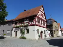 Neuses am Berg, altes Rathaus in der Kirchgasse, zweigeschossiger giebelst�ndiger Satteldachbau mit Fachwerkobergeschoss, erbaut 1576 (27.05.2017)