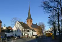 St. Alban-Kirche, davor Fachklinik f�r Drogenabh�ngige Frauen in Erftstadt-Liblar - 19.12.2019