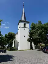 Wipfeld, katholische Pfarrkirche St. Johannes der T�ufer, Saalbau mit eingezogenem Chor und �stlichem Chorturm mit Spitzhelm, erbaut ab 1599, Langhaus erbaut von 1786 bis 1790 durch Anton W�st (27.05.2017)