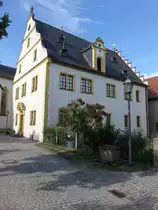 Astheim, Prokuratsgeb�ude des Kart�userkloster, Renaissance-Bau mit geschweiftem Giebel, erbaut 1583 (28.05.2017)