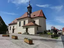 Br�nnstadt, katholische Filialkirche St. Bonifatius am Kirchplatz, Chor erbaut um 1680, Langhaus erbaut von 1754 bis 1781 (28.05.2017)