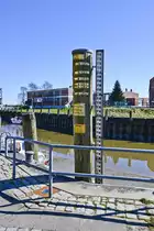 Der Pegel am Alten Hafen von T�nning zeigt den Wasserstand diverser Sturmfluten. Aufnahme: 31. M�rz 2020.