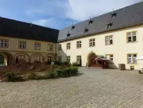 Gaibach, ehemaliges gr�flich Sch�nbornsches Schloss. Vierfl�geliges Wasserschloss, erbaut von 1590 bis 1608 unter Valentin Echter von Mespelbrunn, durch Kurf�rst Lothar Franz von Sch�nborn von 1694 bis 1710 erweitert zum barocken Lustschloss (28.05.2017)