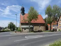 Gerolzhofen, Evangelisch-lutherische Erl�serkirche, Sandsteinquaderbau mit polygonalem Chorabschluss und Dachreiter, erbaut 1922 (28.05.2017)