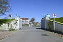 T�nning - Die St�pe (Deichdurchlass) an der Kreuzung Deichstra�e und Schleussenstra�e. Die �ffnung in einem Deichk�rper, durch die eine Stra�e f�hrt, nennt man auch eine Deichsarte. Aufnahme: 31. M�rz 2020.