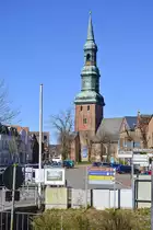 Die St.-Laurentius-Kirche in T�nning ist eine mittelalterliche Saalkirche auf der Halbinsel Eiderstedt. Von au�en auff�llig ist vor allem ihr Barockturm, mit 62 Metern der zweith�chste Kirchturm im Landesteil Schleswig. Aufnahme: 31. M�rz 2020.
