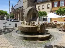 Gerolzhofen, Marktplatzbrunnen mit Frauen und M�nner der Stadtgeschichte (28.05.2017)