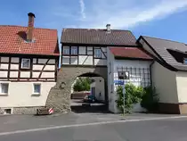 Gochsheim, Schwebheimer Tor, Torhaus mit Fachwerkobergeschoss, erbaut 1739 (28.05.2017)