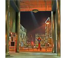 Auf dem Weg von der Universit�t zum Schlo�platz geht es kurz vor �berquerung der Theodor-Heuss-Stra�e durch diesen Durchgang, wo sich der Blick auf den Kleinen Schlo�platz mit dem Museumsw�rfel �ffnet. 7.11.2006 (Matthias)