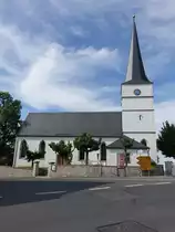 Obervolkach, katholische Pfarrkirche St. Nikolaus, Chorturmkirche, Turm sp�tgotisch, Langhaus erbaut im 17. Jahrhundert (28.05.2017)