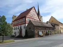Stadelschwarzach, historisches Rathaus in der W�rzburger Stra�e, dreigeschossiger Bau mit Fachwerkobergeschoss und Barockportal, erbaut 1605 (28.05.2017) 