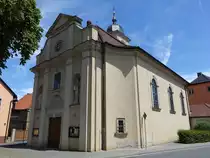 Sulzheim, katholische Pfarrkirche St. �gidius, Hallenkirche mit eingezogenem Chor, Chor und Fassade erbaut von 1717 bis 1722, Kirchturm und Langhaus erbaut 1932 (28.05.2017)
