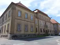 Schloss Sulzheim, ehemaliges Ebracher Amtsschloss in der Wilhelm Behr Stra�e, Hauptfl�gel mit Mittelpavillon und seitlichen Querfl�geln, erbaut von 1722 bis 1728 nach Pl�nen von Joseph Greising (28.05.2017)