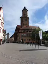 Volkach, katholische Stadtpfarrkirche St. Bartholom�us und St. Georg, Saalbau mit polygonalem Chor, Langhaus erbaut 1472, Kirchturm erbaut 1513 durch Hans Bock (28.05.2017)